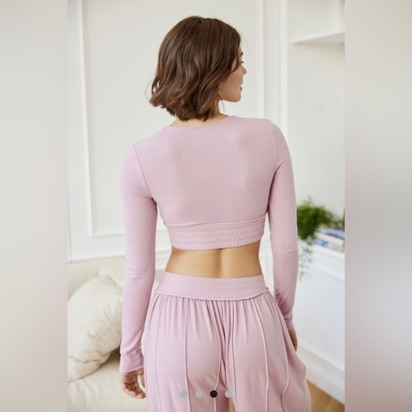 🌼💗Urban Outfitters. Cozy seamed long sleeve top. - Picture 3 of 6